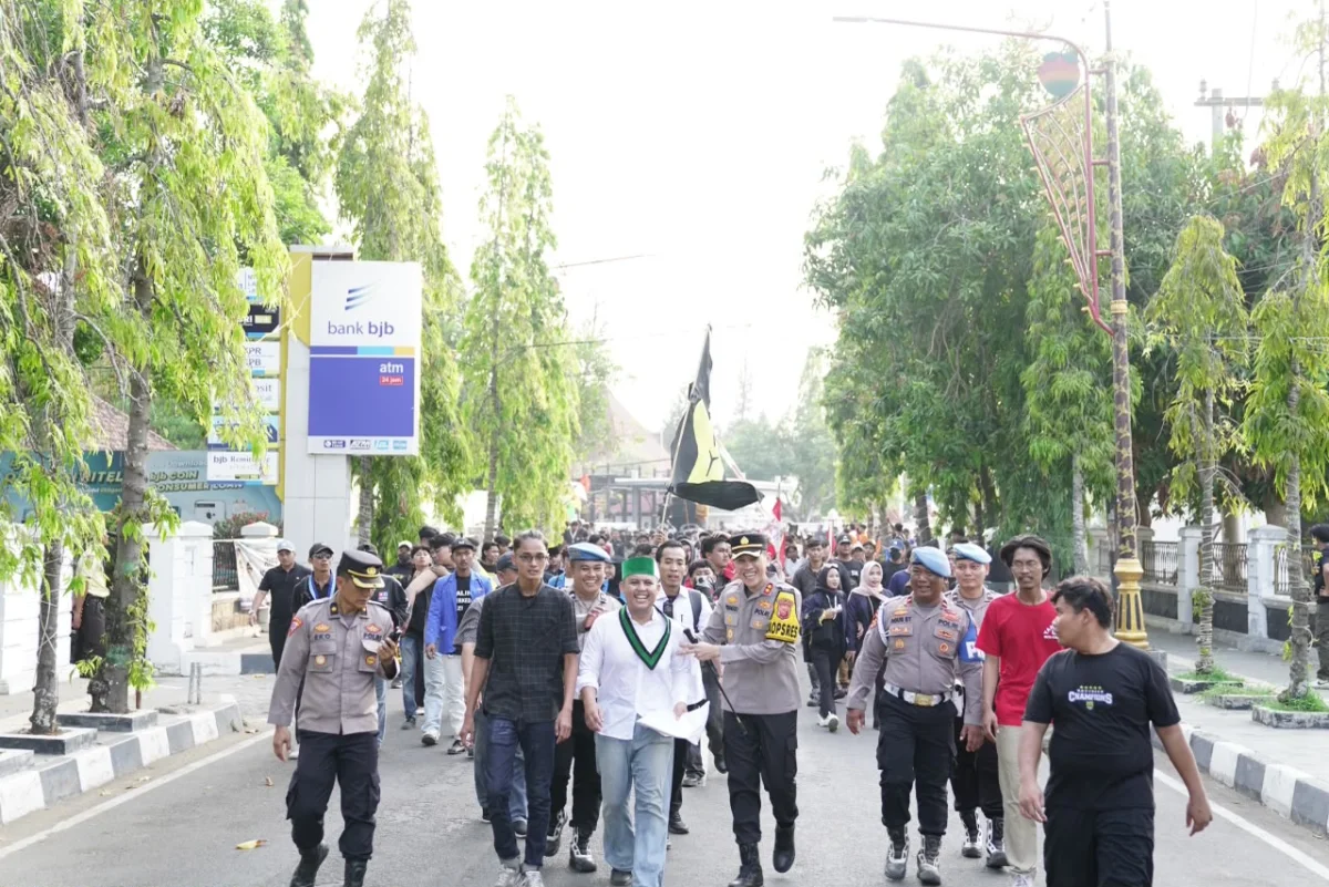 Kapolres Indramayu AKBP Prianggo P. M. turun langsung menemui dan berdialog dengan mahasiswa Cipayung Plus saat aksi penyampaian aspirasi di Kabupaten Indramayu, Kamis (29/10/2026). Aksi sempat diwarnai ketegangan sebelum akhirnya berlangsung kondusif.