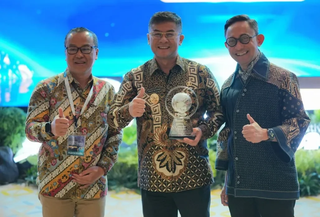 Wakil Gubernur Jawa Barat Erwan Setiawan membawa penghargaan IMTI 2026 dalam acara di JICC, Jakarta, Jumat (16/10/2026).