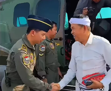 Gubernur Jawa Barat Dedi Mulyadi bersama personel TNI AU di dekat helikopter, dalam foto yang menyertai rilis penanganan kebakaran Gunung Ciremai, 23 Oktober 2026.
