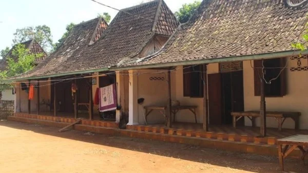Tanean Lanjhang Madura Bertahan di Tengah Modernisasi, Ruang Keluarga yang Menjaga Kekerabatan