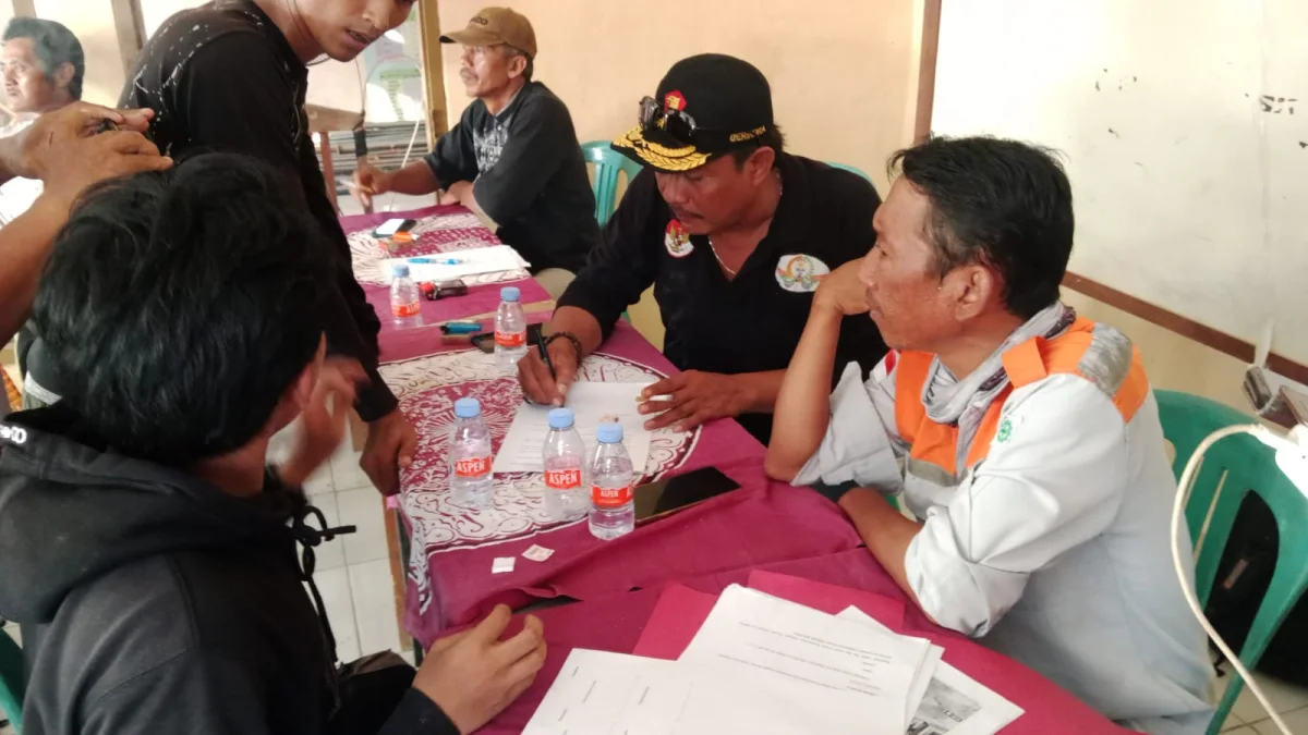 Audiensi warga Blok Truali bersama perwakilan PT Eka Pratama Jaya membahas tuntutan perbaikan jalan terdampak pembangunan Jembatan Kali Kapur, Kabupaten Indramayu, Sabtu (31/10/2026).